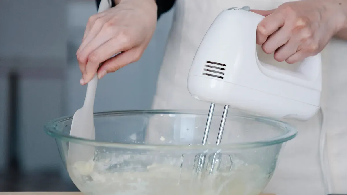 How an Electric Stand Mixer Helps Beginners